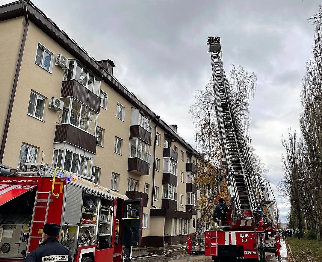 Пожарные ликвидировали крупный пожар на улице Небольсина | 31.10.2022 |  Воронеж - БезФормата