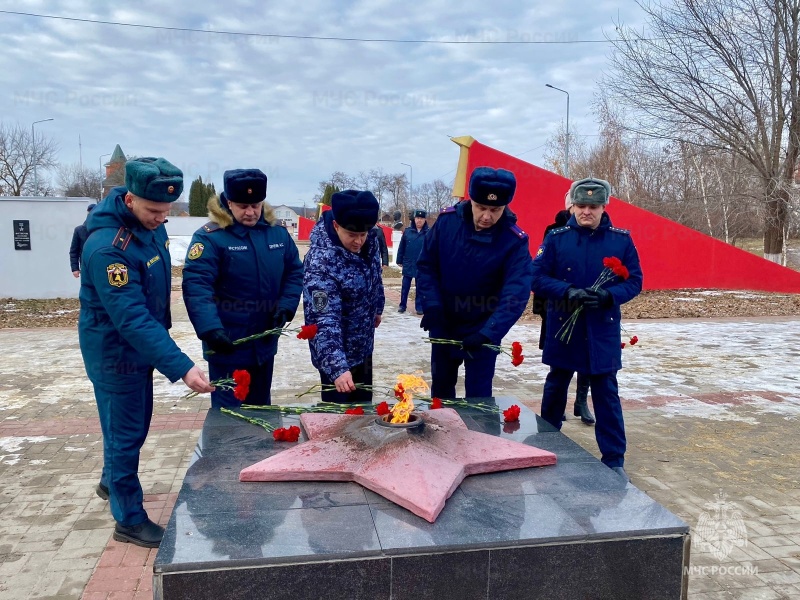 Возлoжение цветов к вечному огню