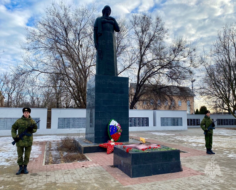 Возлoжение цветов к вечному огню